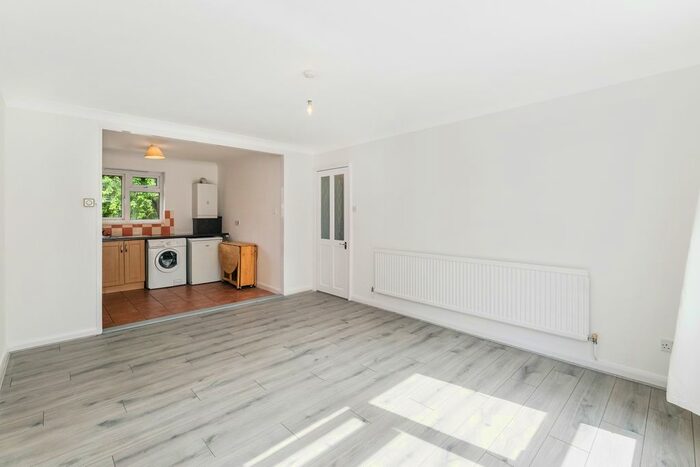 1 Bedroom Flat To Rent In Brierly Gardens, London, E2