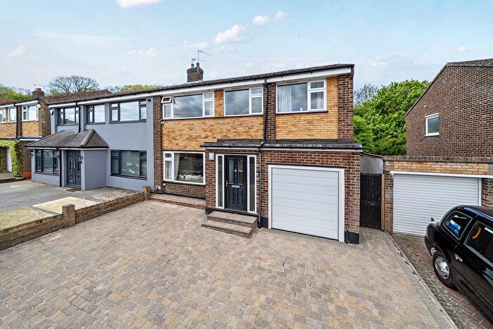 4 Bedroom Semi Detached House For Sale In Tyron Way, Sidcup, DA14