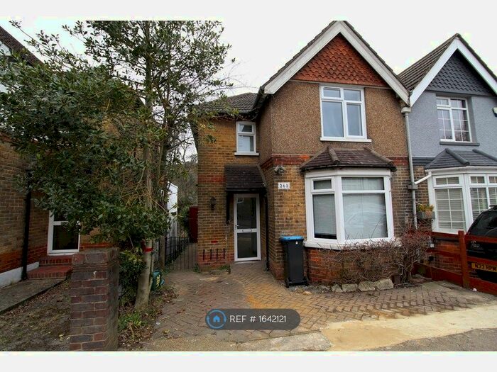 3 Bedroom Semi-Detached House To Rent In Croydon Road, Caterham, CR3
