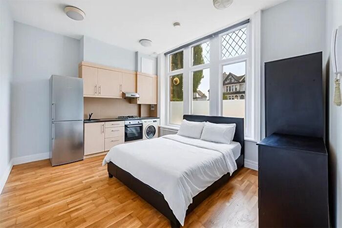 Studio To Rent In Very Near Birch Grove Area, Ealing Common, W3