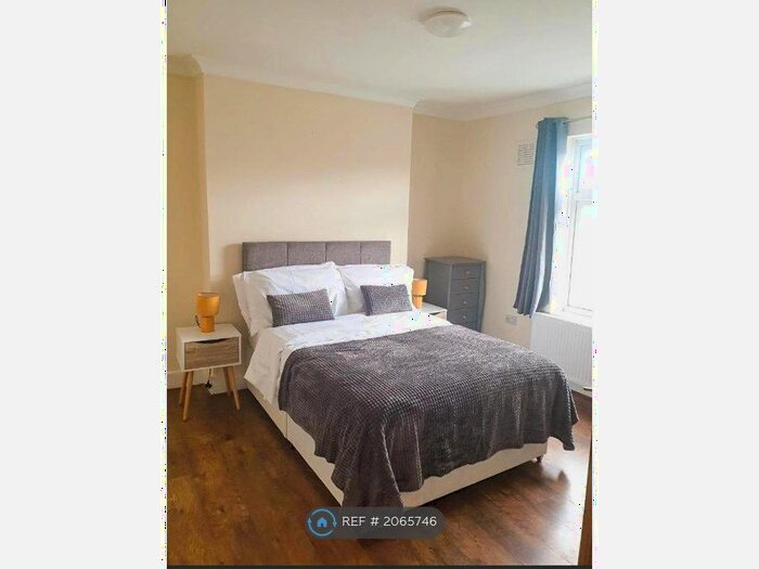 2 Bedroom Flat To Rent In Darnley Street, Gravesend, DA11