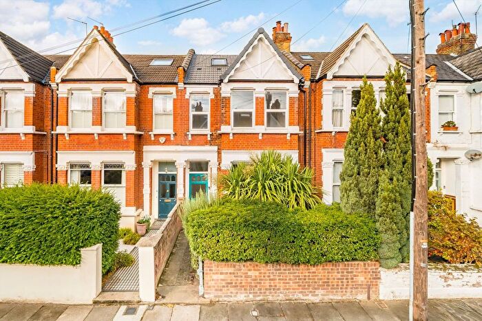 4 Bedroom Flat To Rent In Maldon Road, Acton, W3