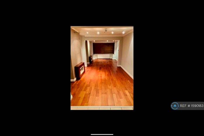 3 Bedroom Detached House To Rent In Carrholm Mount, Leeds, LS7