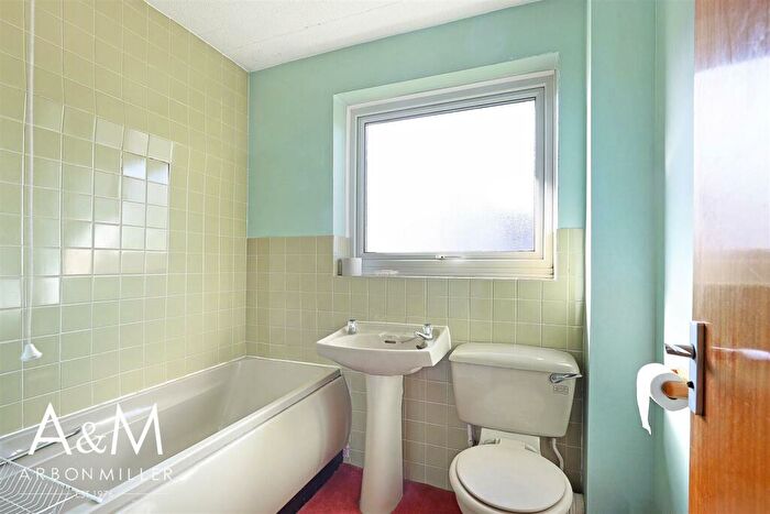 1 Bedroom Flat For Sale In Farm View Court, Newbury Park, IG2
