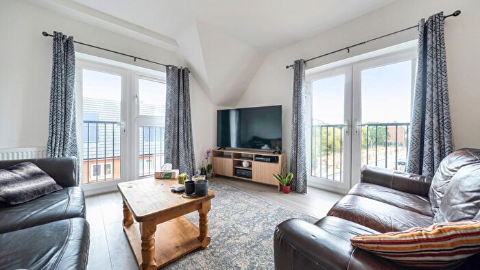 2 Bedroom Flat For Sale In Lake Avenue, Mytchett, GU16