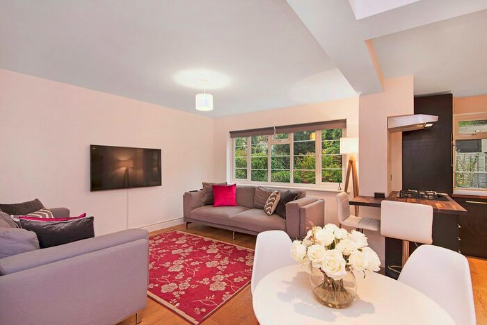 3 Bedroom Flat To Rent In Raymond Road, London, SW19