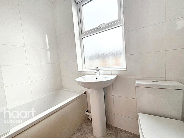 3 Bedroom Terraced House For Sale In Park Street, Slough, SL1
