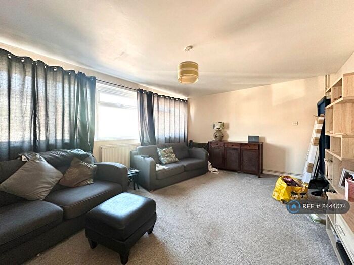 3 Bedroom Flat To Rent In Yorktown Road, Sandhurst, GU47