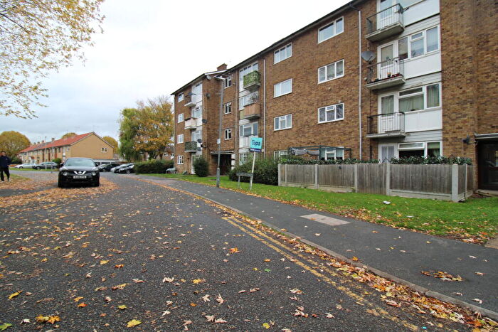 2 Bedroom Flat For Sale In Long Lynderswood, Basildon, SS15