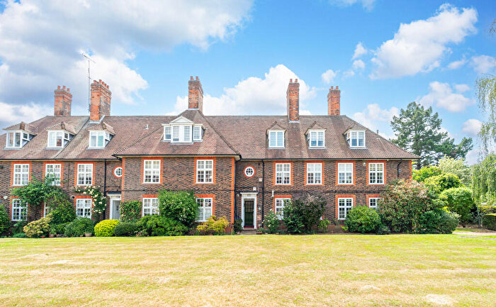 2 Bedroom Apartment For Sale In Bigwood Road, London, NW11