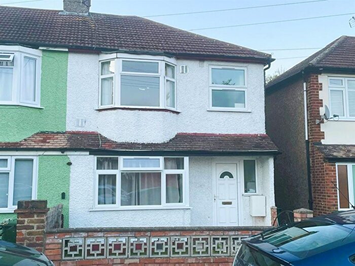 1 Bedroom Flat To Rent In Stainash Crescent, Staines-Upon-Thames, TW18