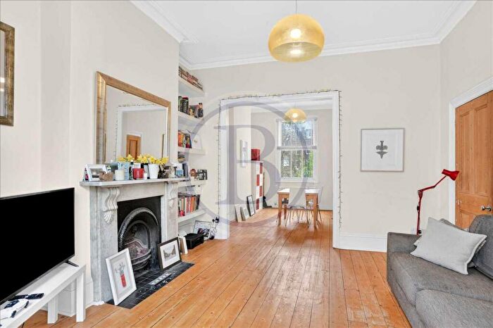 3 Bedroom Maisonette For Sale In Corinne Road, London, N19
