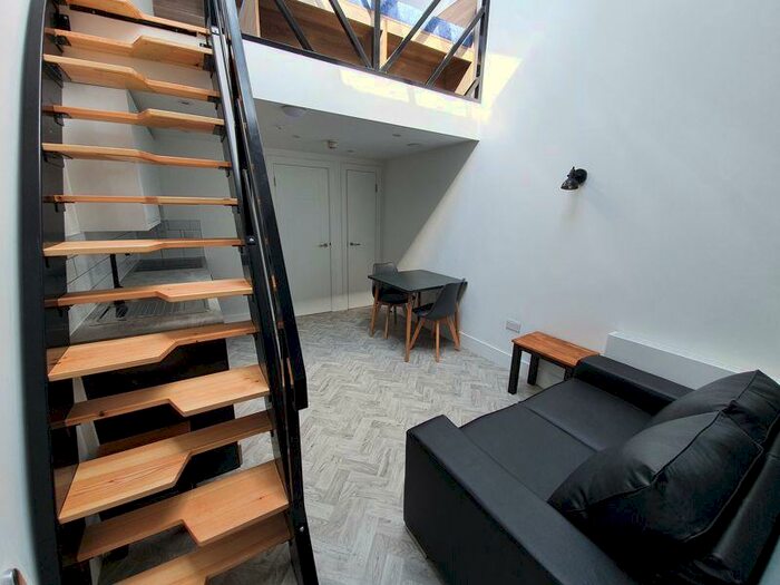 Studio To Rent In Queens Road, Bristol, BS8 - Photo 2