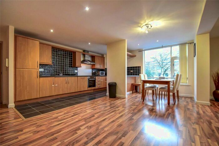 2 Bedroom Flat To Rent In Kingston Court, Kingston Square, Hull, East Yorkshire, HU2