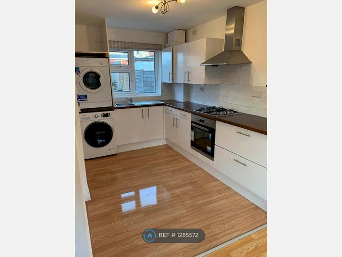 3 Bedroom End Of Terrace House To Rent In Haydock Walk, Chadderton, Oldham OL9