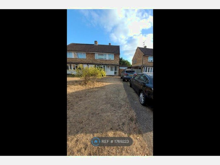 3 Bedroom Semi-Detached House To Rent In Silverdale Road, Reading, RG6