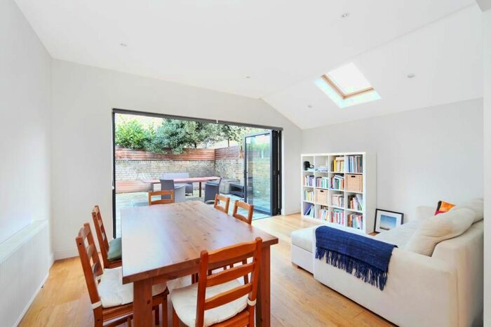 2 Bedroom Flat To Rent In Munster Road, Fulham, London, SW6