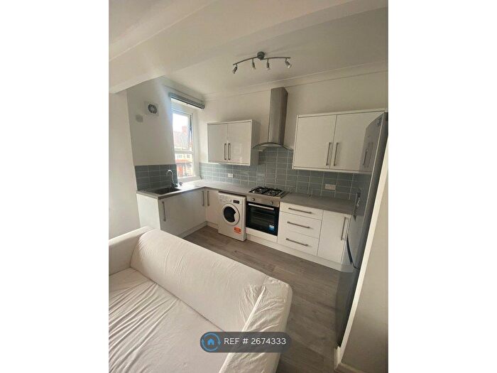 3 Bedroom Flat To Rent In Whitchurch Road, Cardiff, CF14