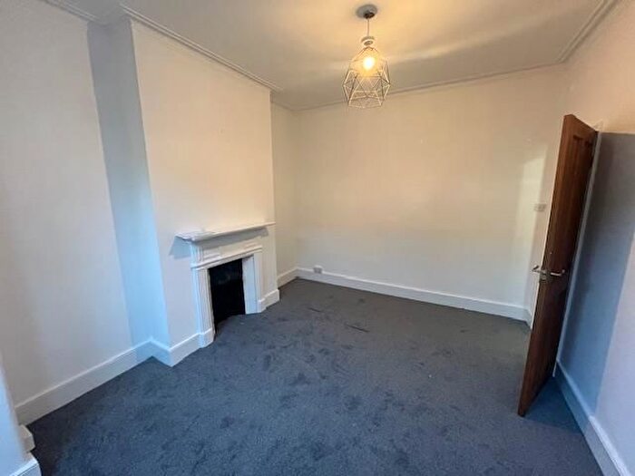 1 Bedroom Maisonette To Rent In Boundary Road, Colliers Wood, London, SW19