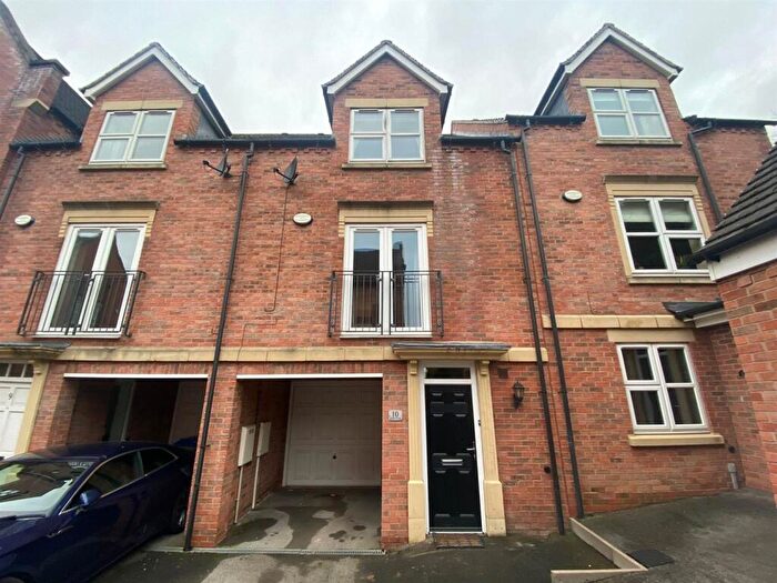 3 Bedroom Town House For Sale In Drum Close, Allestree, Derby, DE22