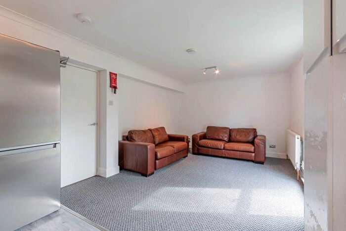 3 Bedroom Flat To Rent In L Barntongate Terrace, Edinburgh, EH4