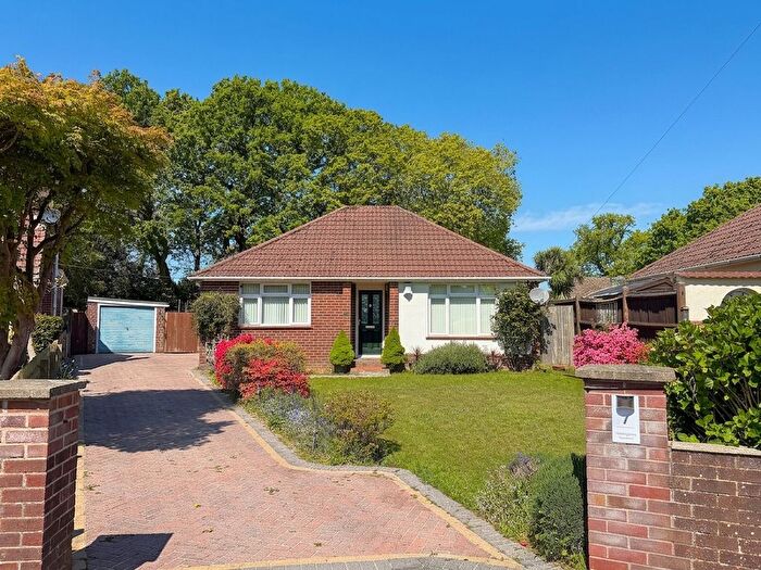 2 Bedroom Detached Bungalow For Sale In Hartsgrove Avenue, Blackfield, SO45