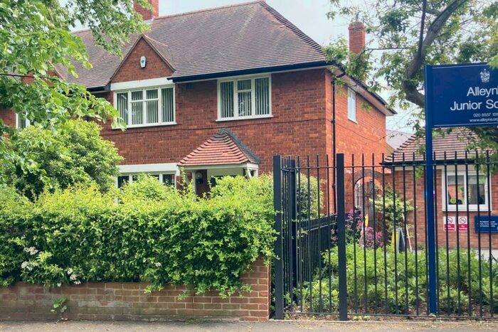 3 Bedroom House To Rent In Hillsboro Road, East Dulwich, London, SE22