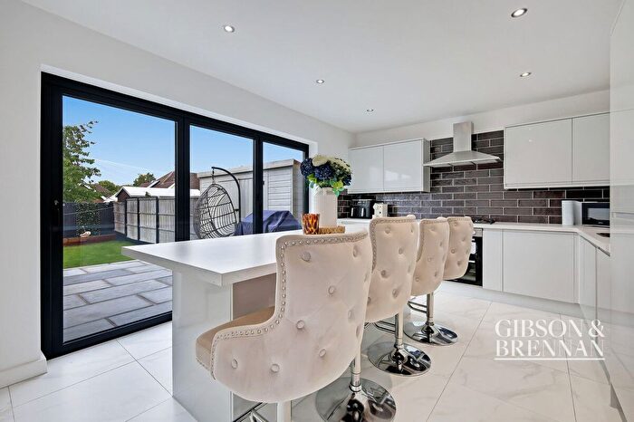 4 Bedroom Semi-detached House For Sale In Burns Avenue, Basildon, SS13