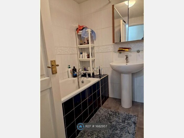 2 Bedroom Flat To Rent In Hillview Court, Woking, GU22