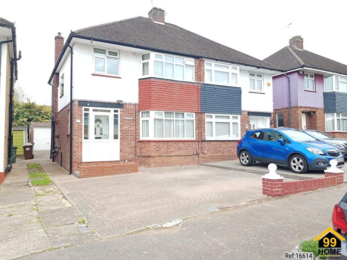 4 Bedroom Semi Detached House For Sale In Elmscroft Gardens, Potters Bar, United Kingdom, EN6