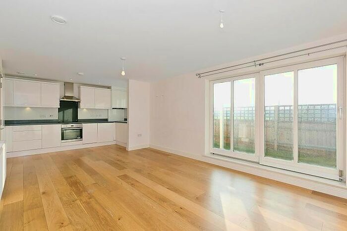 2 Bedroom Flat To Rent In Greenview Drive, Raynes Park, SW20
