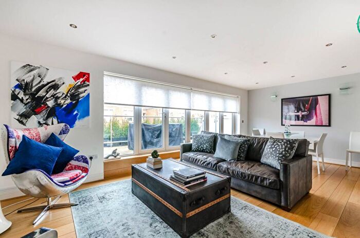 2 Bedroom Flat To Rent In Kingsway Square, Battersea Park, London, SW11