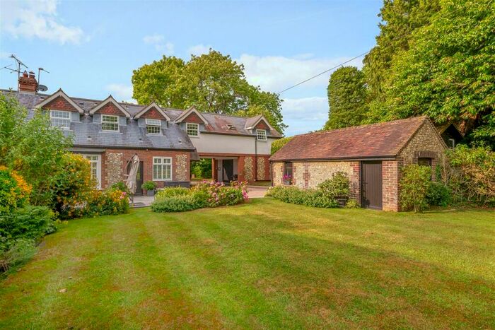 5 Bedroom Semi-Detached House For Sale In High Road, Chipstead, CR5