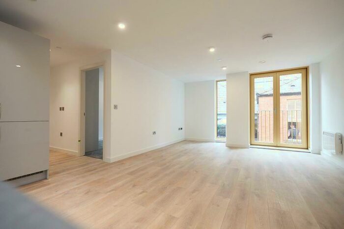 2 Bedroom Apartment To Rent In Flat :: The Quarters, M1
