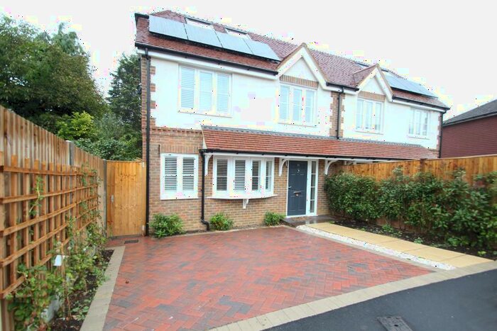 4 Bedroom Town House To Rent In Guildford, GU1
