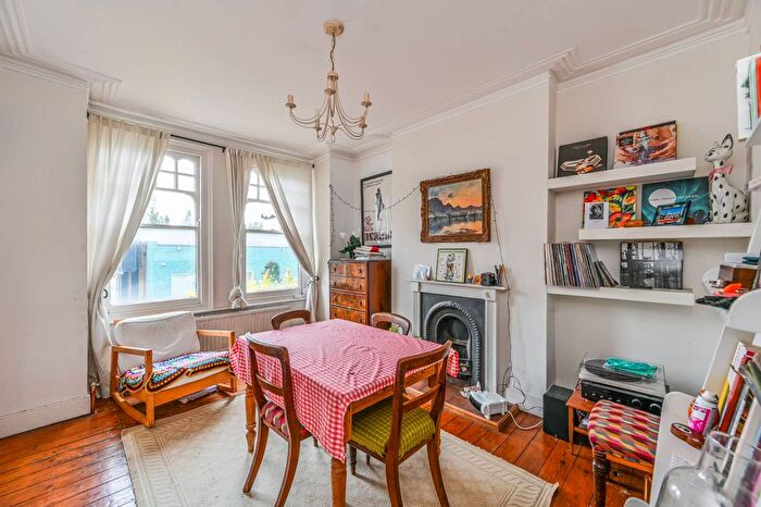 2 Bedroom Flat For Sale In Queenstown Road, Battersea, London, SW8
