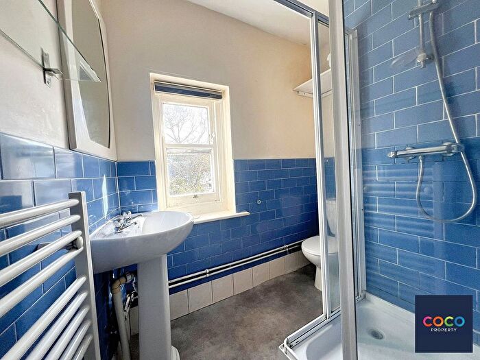 2 Bedroom Flat For Sale In Fortuneswell, Portland, Dorset, DT5
