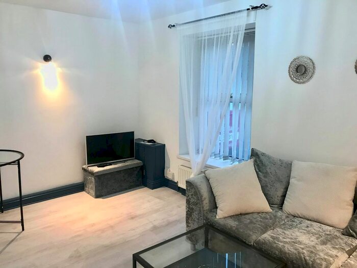 1 Bedroom Flat To Rent In B Top Flat Western Street, Swansea, SA1