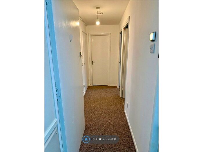 2 Bedroom Flat To Rent In Ascot Court, Aldershot, GU11