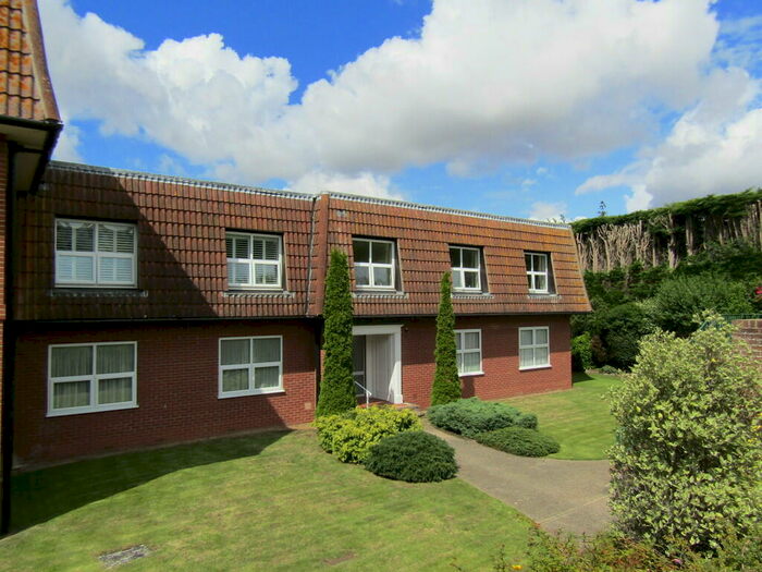 2 Bedroom Flat To Rent In Holland Road, Frinton On Sea, CO13