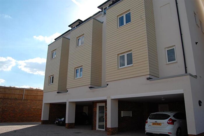 2 Bedroom Flat To Rent In Pyle Close, Addlestone, KT15