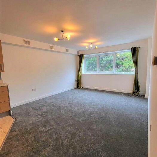 2 Bedroom Apartment To Rent In Lovely Apartment A Few Minutes Walk From The Beach, BH5