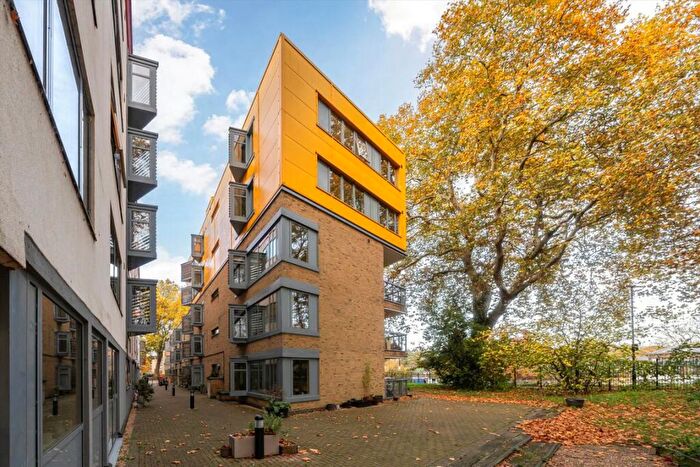 2 Bedroom Flat For Sale In Lea Bridge Road, Clapton, E5