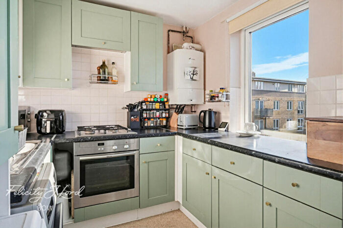 2 Bedroom Apartment For Sale In Ordell Road, London, E3