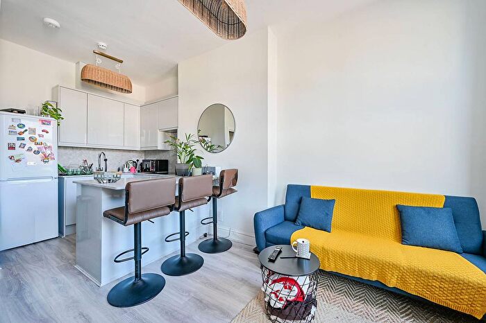 2 Bedroom Flat To Rent In Uxbridge Road, Shepherd's Bush, London, W12