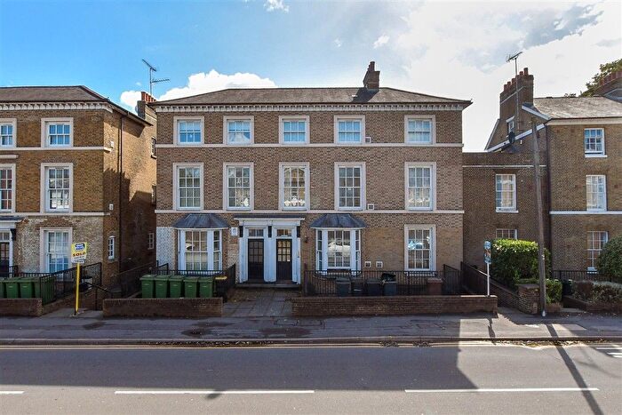 2 Bedroom Flat For Sale In Ashford Road, Maidstone, Kent, ME14