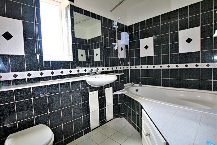 1 Bedroom Semi-Detached House To Rent In Meadowbrook Close, Colnbrook, Slough, SL3