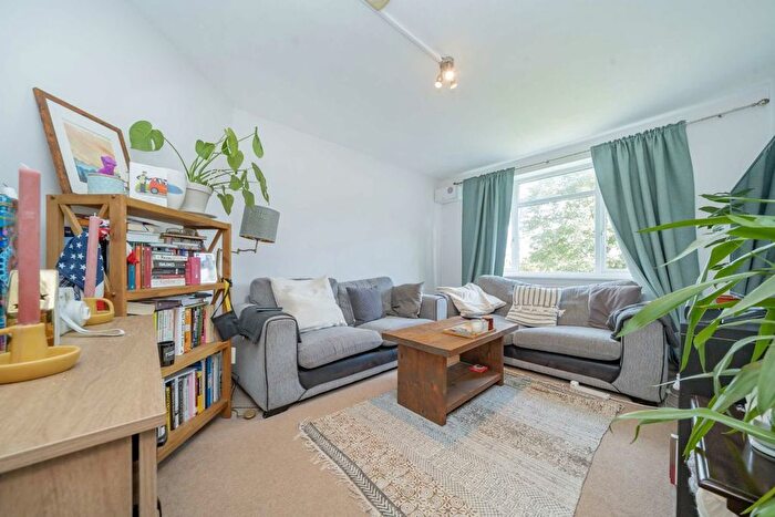 2 Bedroom Flat To Rent In Friern Park, North Finchley, N12