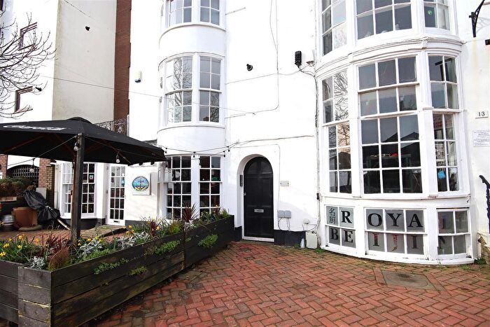 2 Bedroom Flat To Rent In Montague Place, Worthing, Sussex, BN11