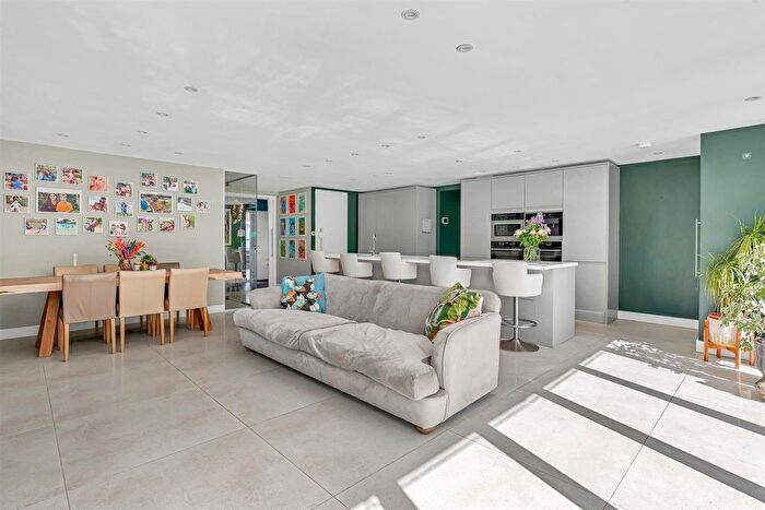 5 Bedroom Detached House For Sale In The Avenue, Welwyn, AL6